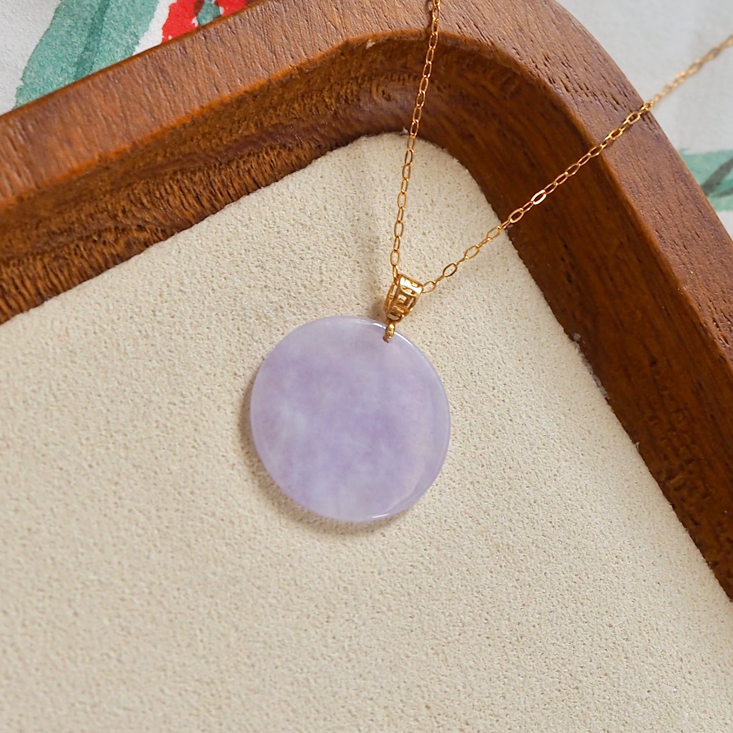 18k Lavender Jadeite Round Pendant