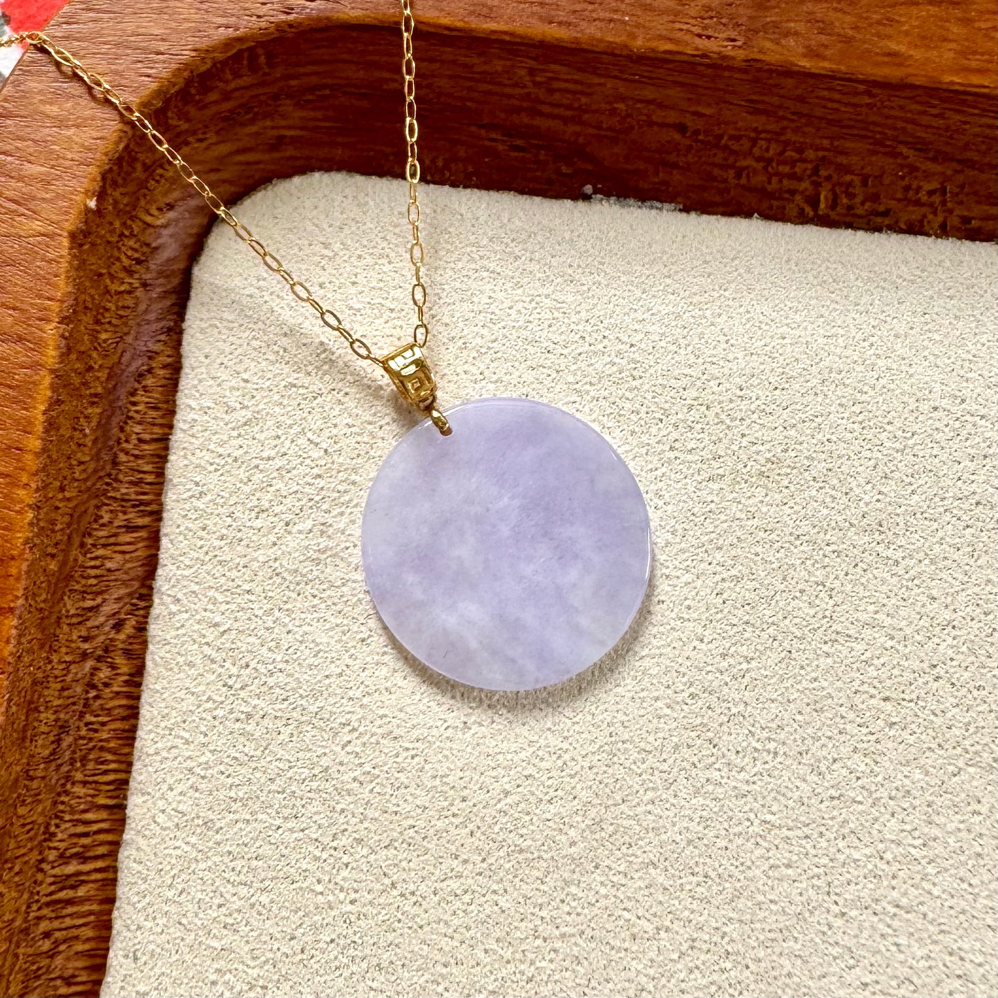 18k Lavender Jadeite Round Pendant
