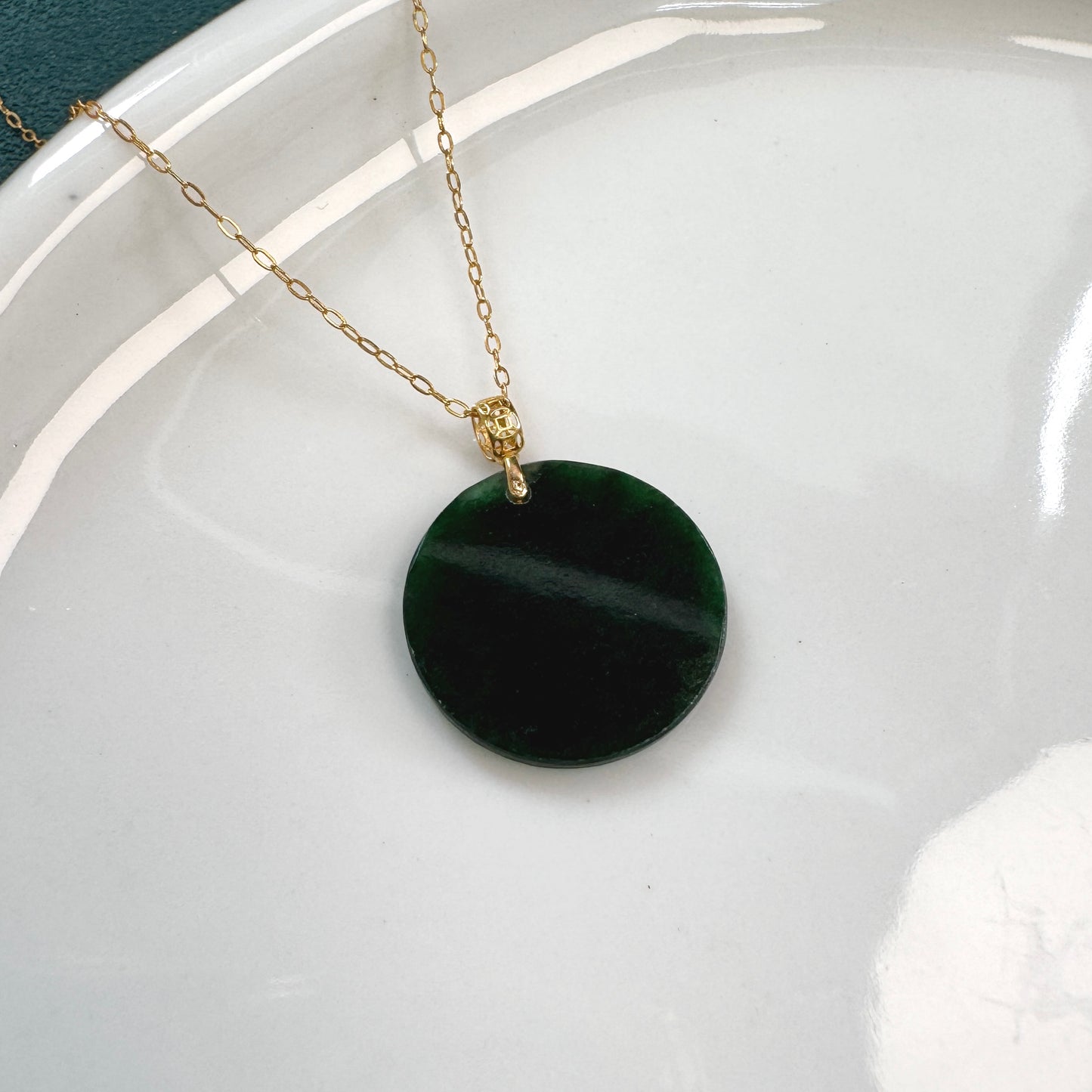 Cái | 18k Gold Jadeite Pendant