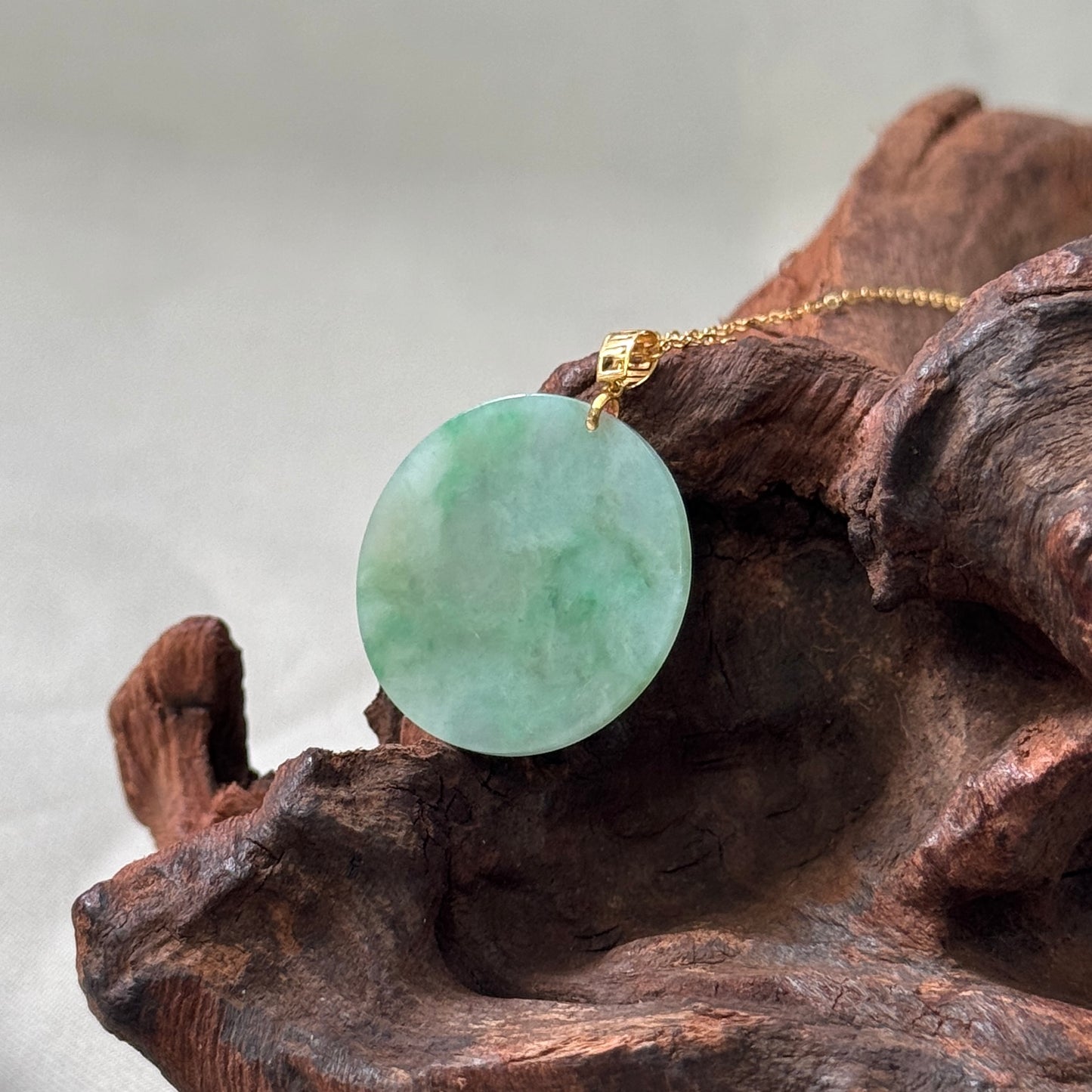 PIAOHUA | 18k Gold Jadeite Round Pendant