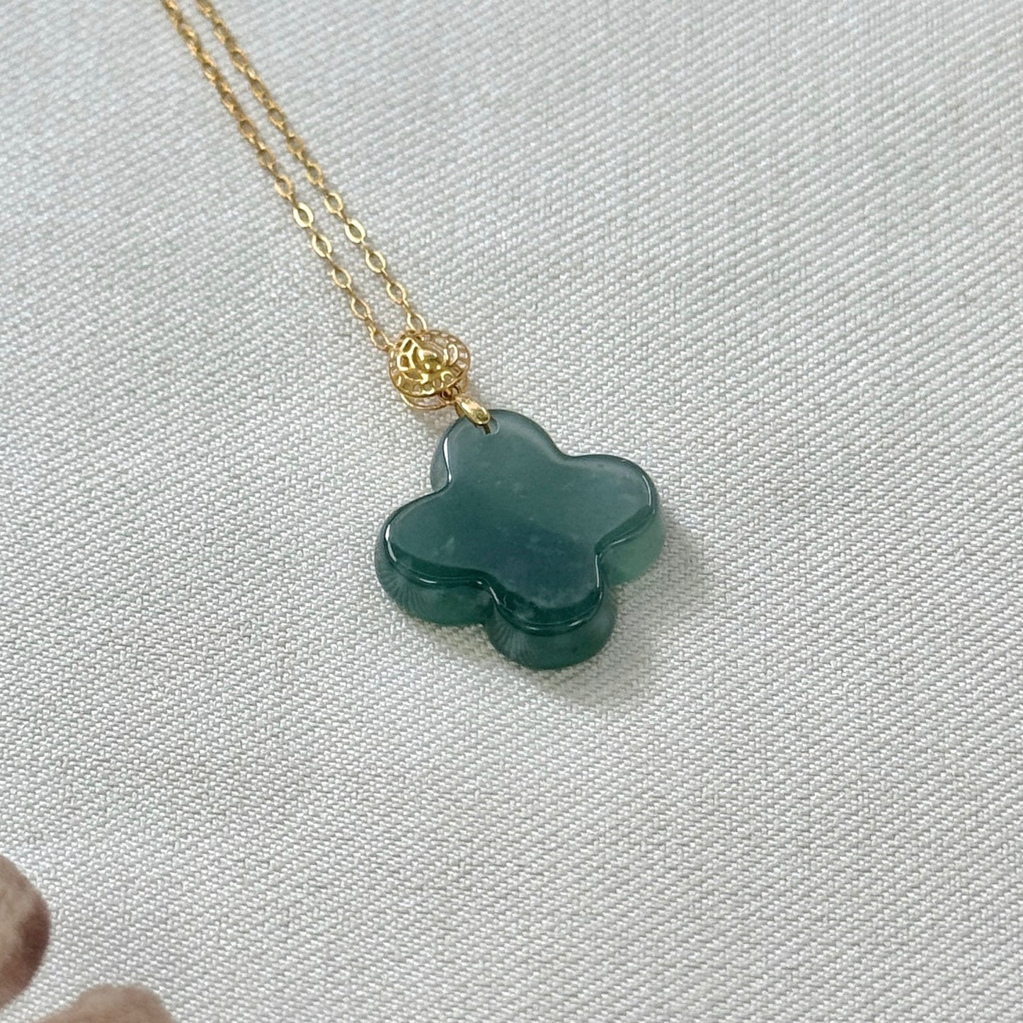 18k Gold Clover Jadeite Pendant