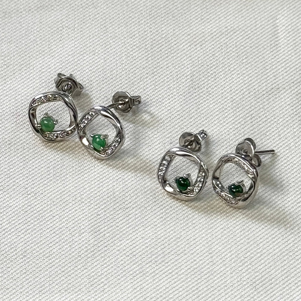 Dainty Jadeite Earstuds