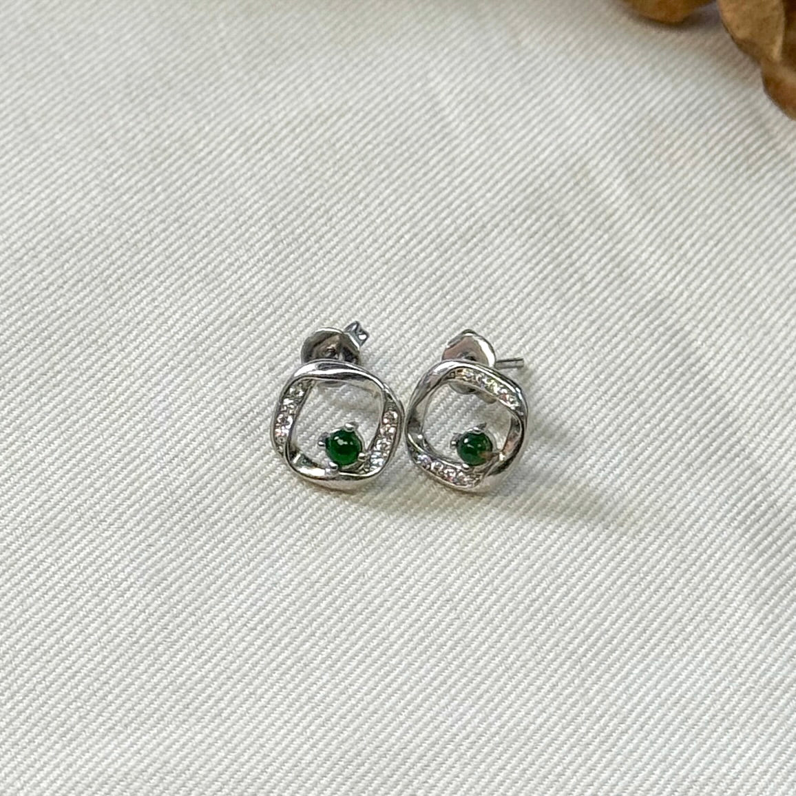 Dainty Jadeite Earstuds