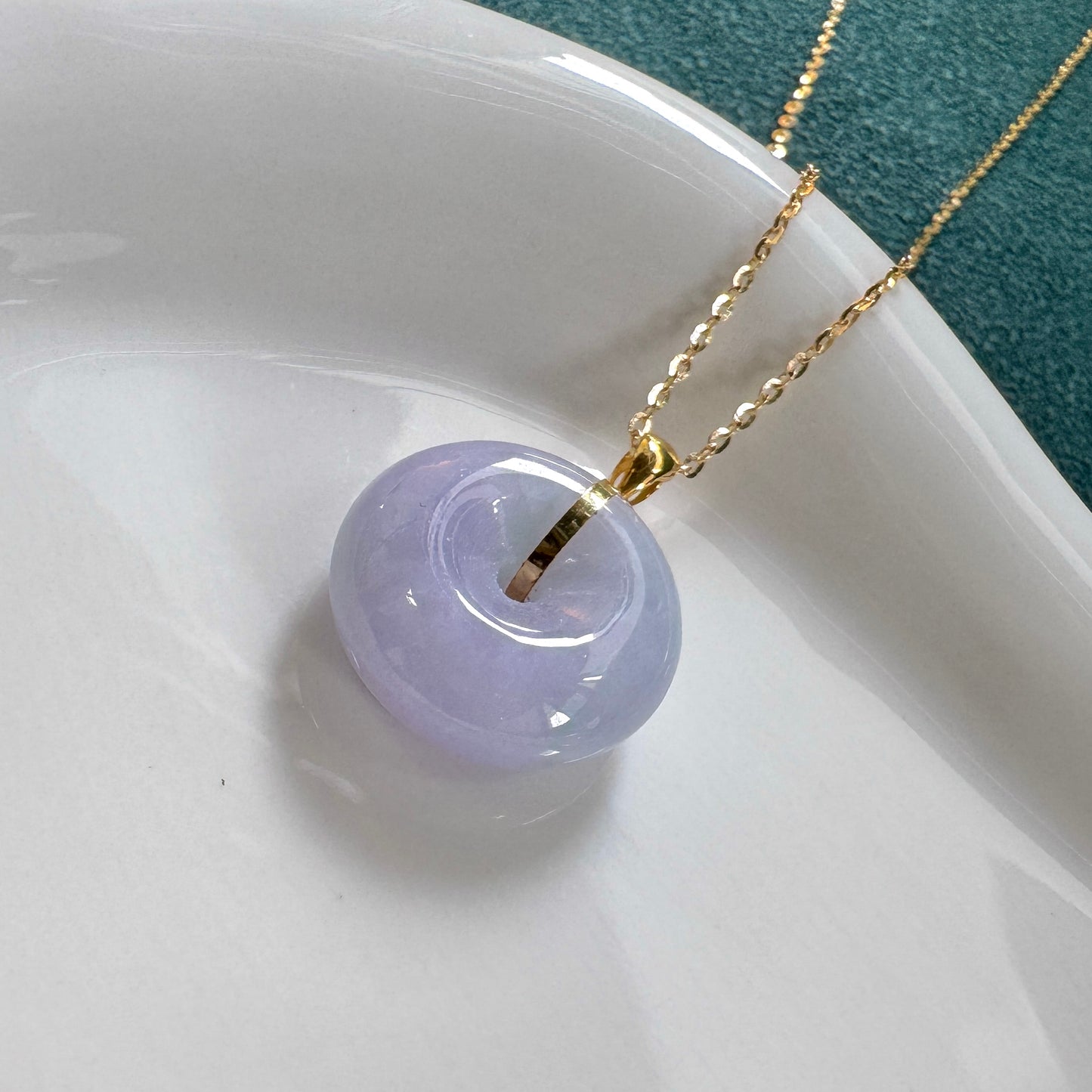 18k Gold Lavender Jadeite Doughnut Pendant