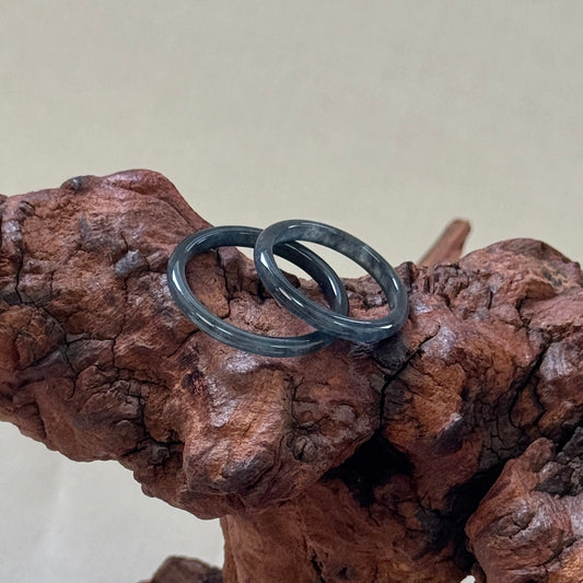 MÒ | Black Skinny Jadeite Ring
