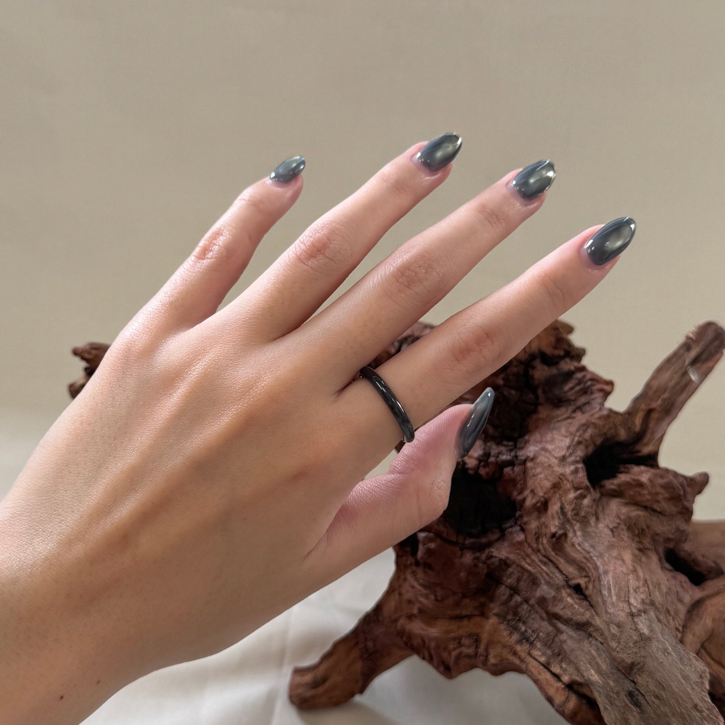MÒ | Black Skinny Jadeite Ring