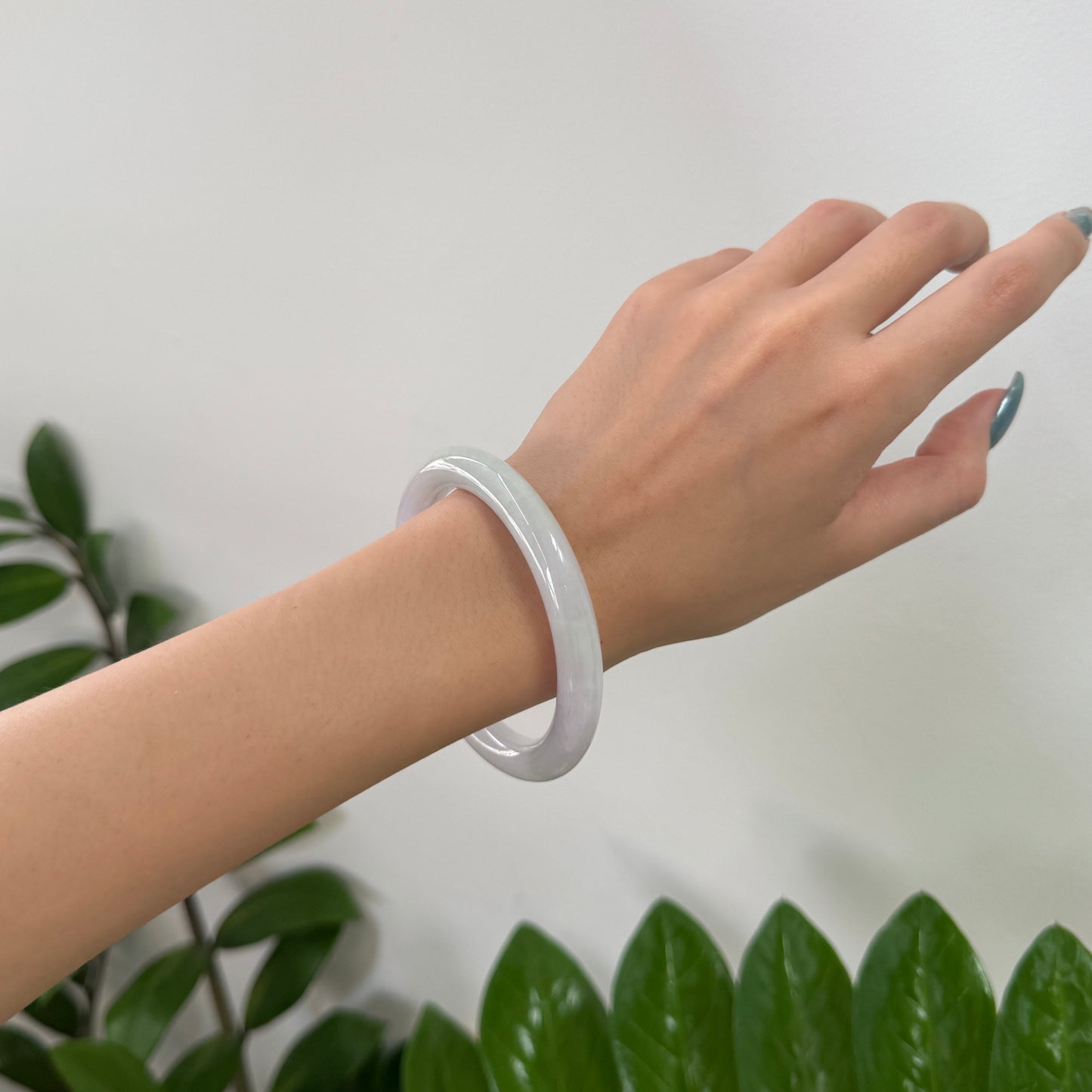 57.3 | Pale Purple Jadeite Bangle
